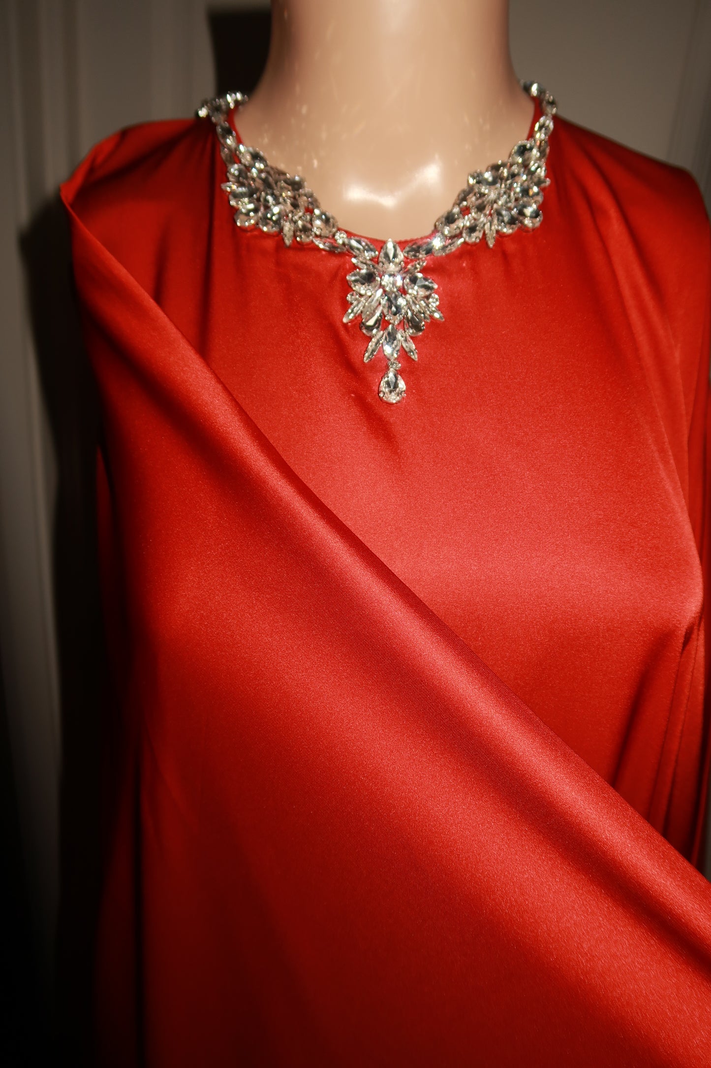 Saḥarā Beaded Kaftan - Crimson Red